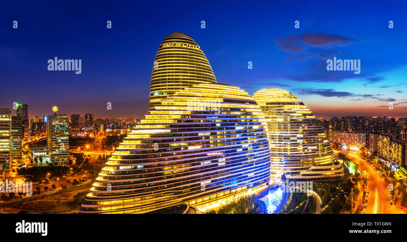 Ityscape und berühmte Gebäude, WangJing Soho in der Nacht. Stockfoto