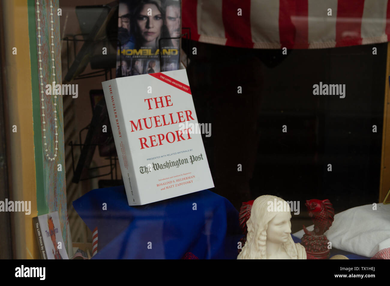 Der Mueller Bericht Volumen, von der Washington Post veröffentlicht, in einer Buchhandlung Fenster auf der Main Street, Helena, Montana, USA. Stockfoto