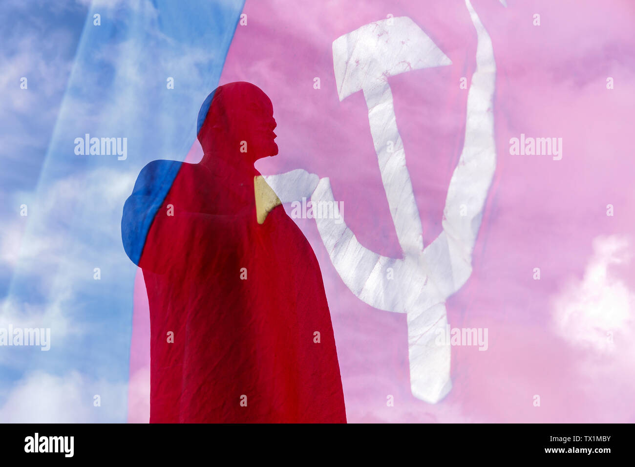 Skulptur des Führers der Revolution, Wladimir Lenin, und die Flagge der Sowjetunion wurden in mehreren fotografiert. Stockfoto