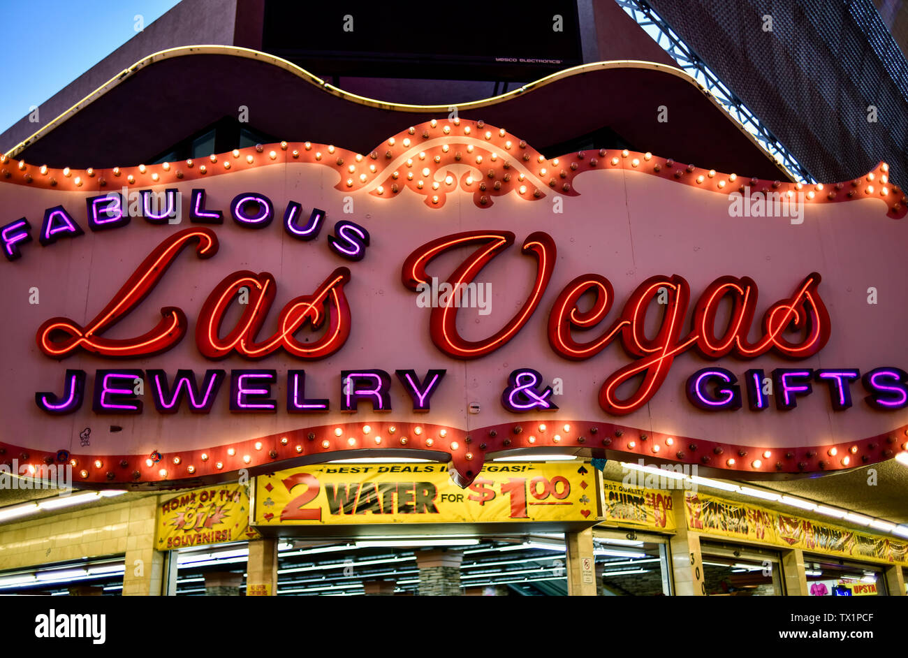 Neon Souvenir Shop Zeichen auf der Fremont Street, Downtown Las Vegas. Stockfoto