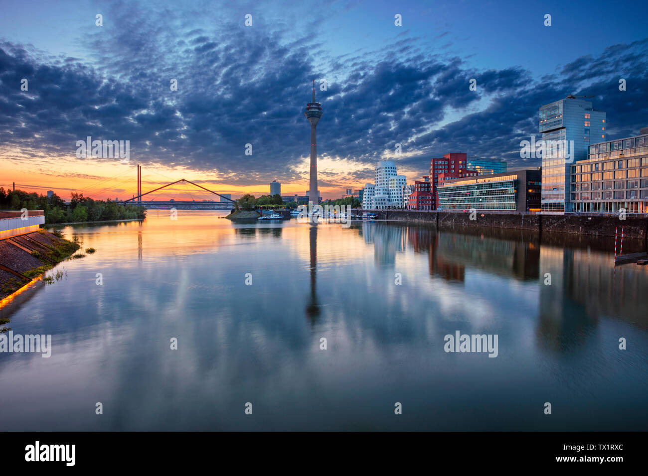 Düsseldorf, Deutschland. Stadtbild Bild von Deutschland, Düsseldorf mit den Medien Hafen und Reflexion der Stadt in den Rhein, bei Sonnenaufgang. Stockfoto