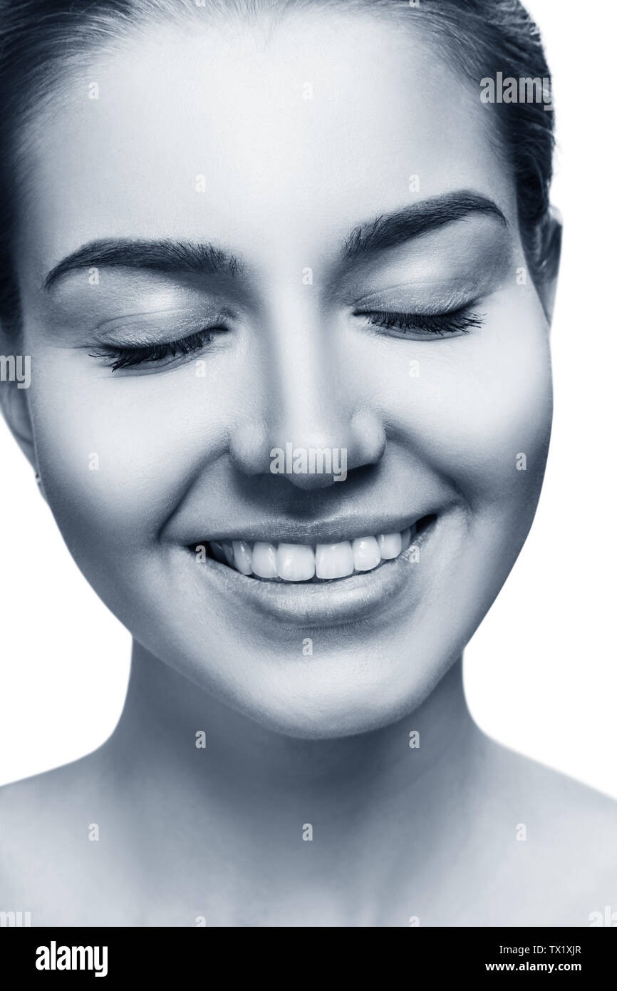 Junge Frau mit toothy Lächeln und geschlossenen Augen. Stockfoto