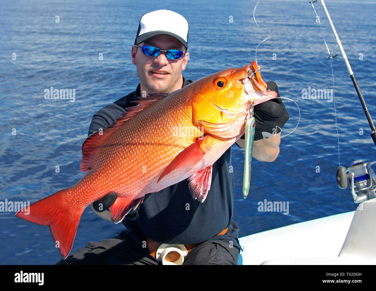 Hochseefischen. Fang von Fischen, Hochseefischen, Lucky Fisherman Holding a red snapper Stockfoto