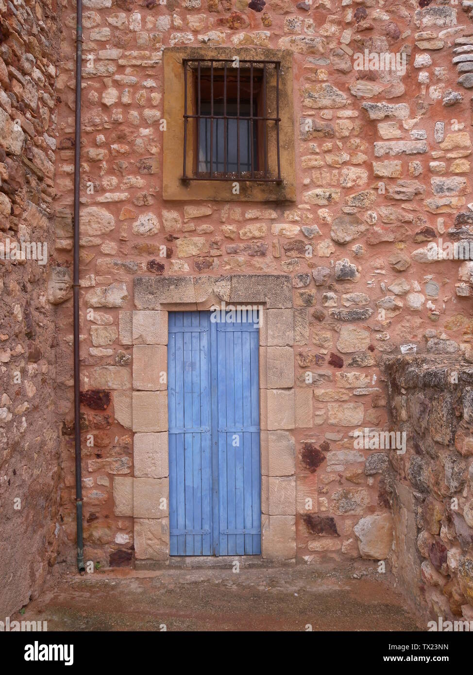 Dorf Roussillon rustikale Tür Holz ocker Luberon Provence Frankreich Stockfoto