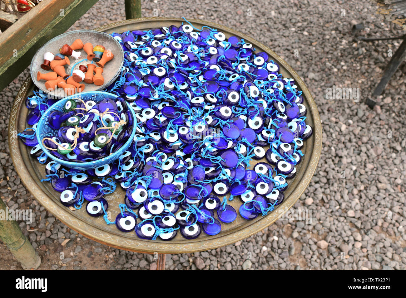 Viele Glas Maskottchen - Evil eye Charme, traditionelle türkische Souvenirs, Türkei Stockfoto