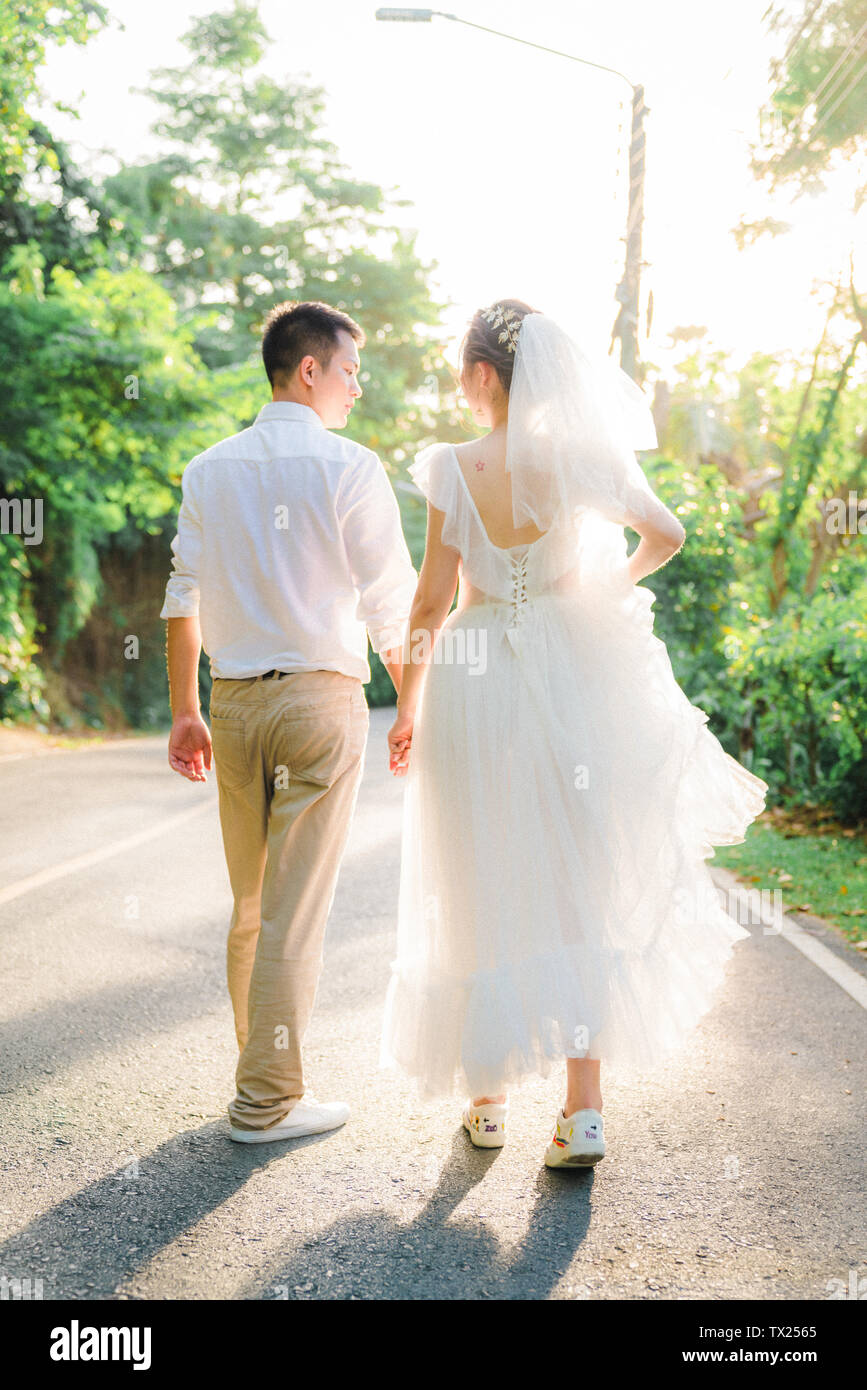 Deine Hand nehmen, auf ihrer Hochzeit Kleid, auf eine Reise gehen. Stockfoto