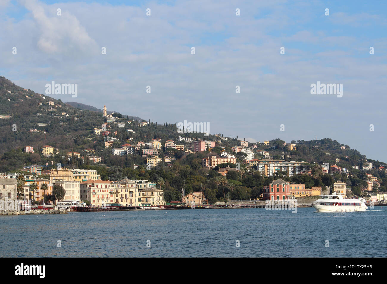 Rapallo, Italien - 03 27 2013: der Golf von Tigullio. Blick auf die Straßen von Rapallo. Stockfoto