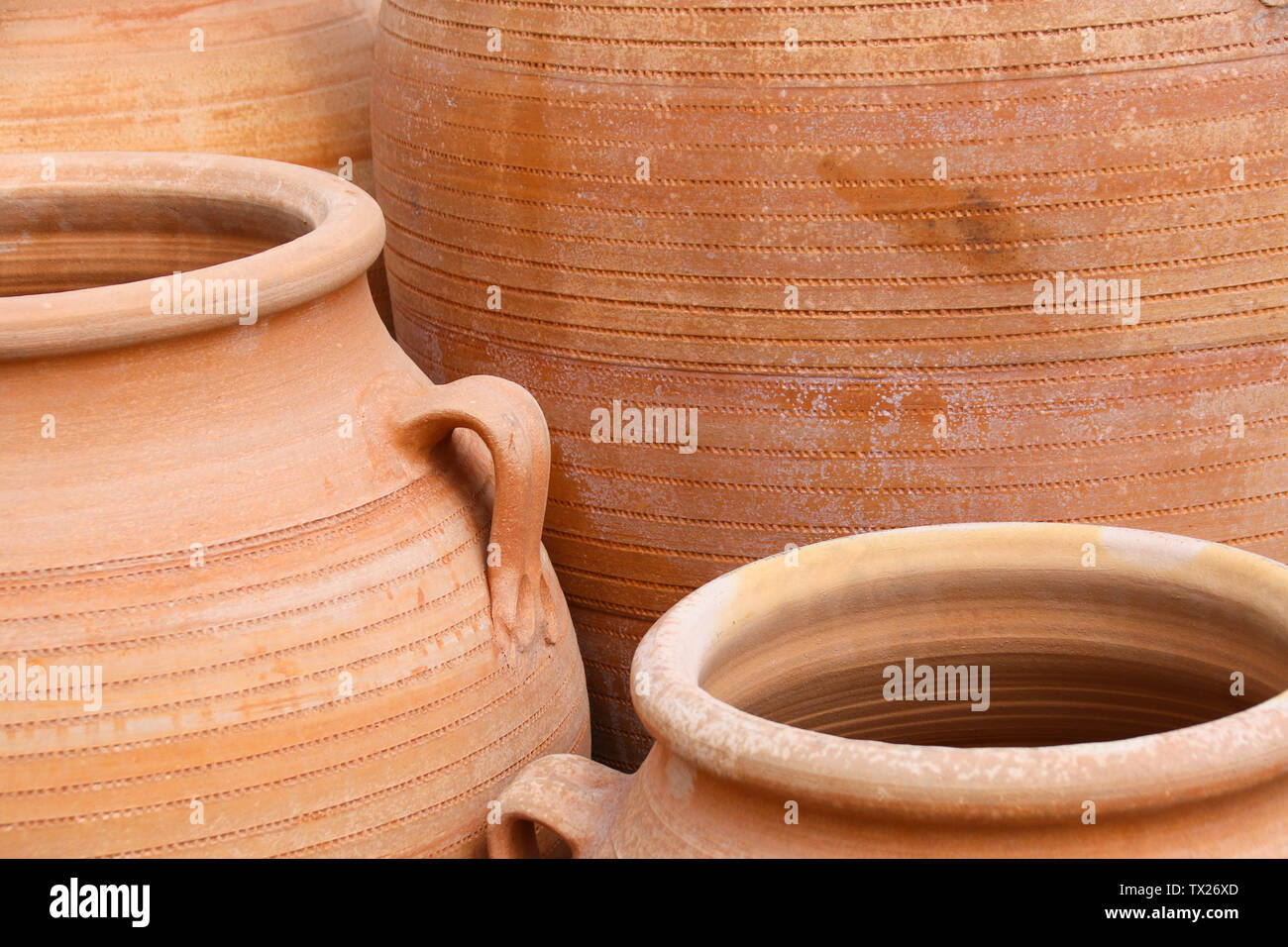 In der Nähe von riesigen terracotta Töpfe / Urnen Stockfoto