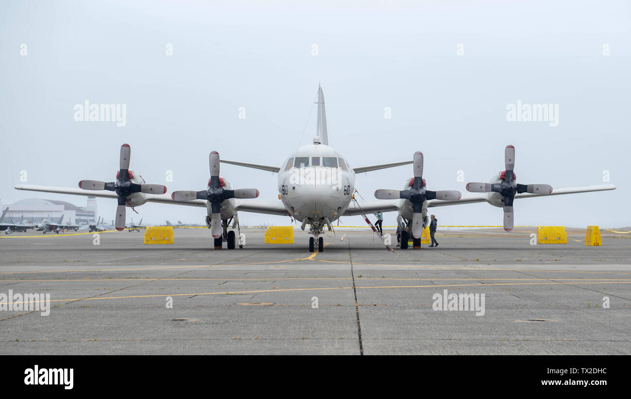 190622-N-HC 646-0030 Oak Harbor, Washington (22. Juni 2019) Besucher Tour eine P-3C Orion Anti-U-Boot-Krieg patrol Flugzeuge während der Naval Air Station (NAS) Whidbey Island Open House am Ault Feld. Die NAS-Whidbey Island Open House gewährt eine Chance für die Öffentlichkeit über vergangene, aktuelle und künftige Operationen nur Air Station der Marine im pazifischen Nordwesten. (U.S. Marine Foto von Mass Communication Specialist 2. Klasse Marc Cuenca/Freigegeben) Stockfoto