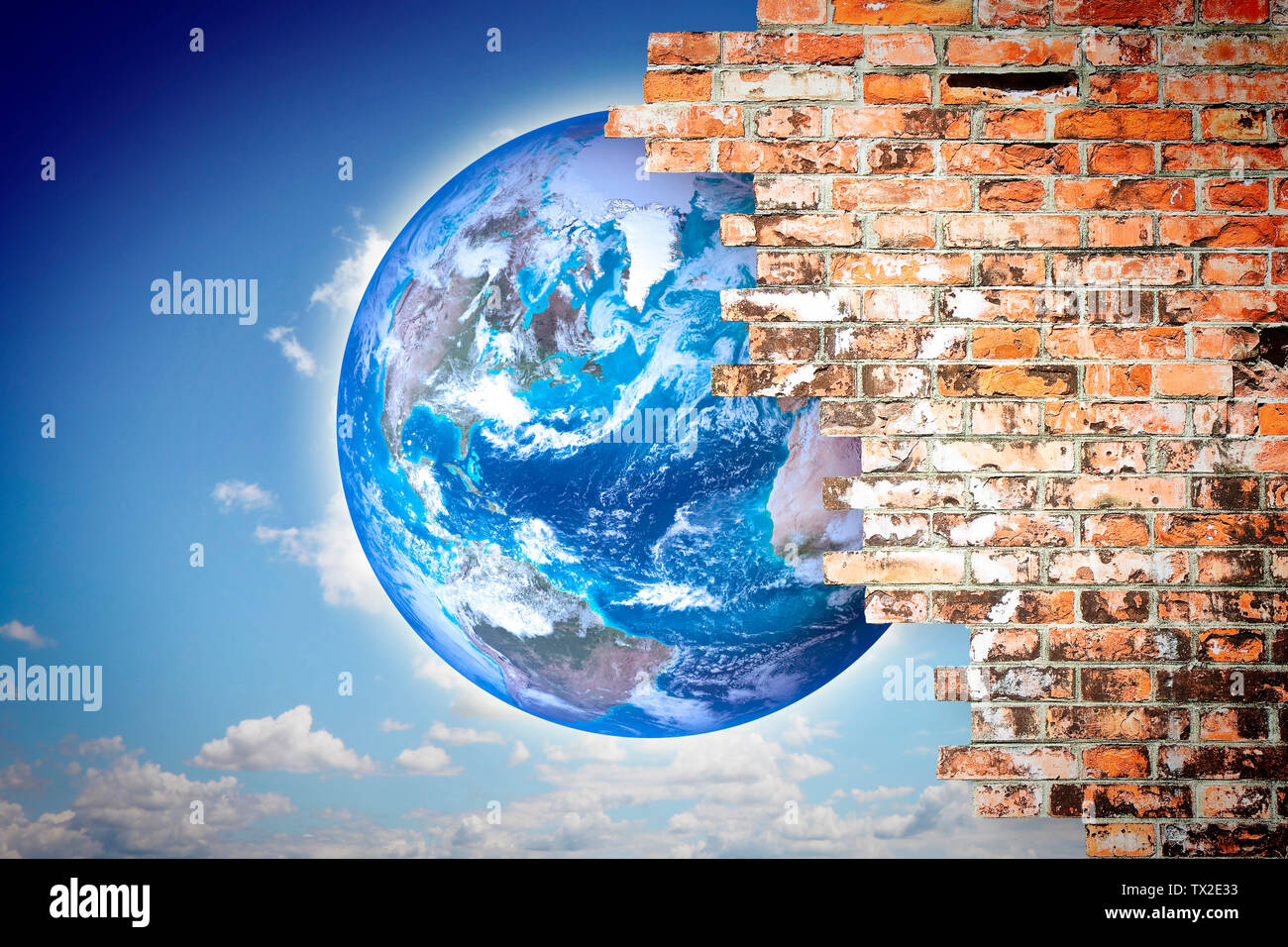 Durch einen Riss in der Wand sehen Sie die Welt - Freiheit Konzept Bild-Fotomontage mit Elementen von der NASA eingerichtet - das Bild des Planeten Ohr Stockfoto