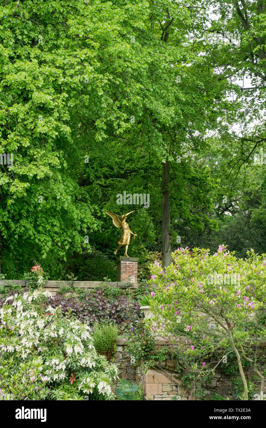 Der Engel des Ruhmes Statue in der Italienischen Gärten an Renishaw Hall, Derbyshire, UK eingestellt Stockfoto