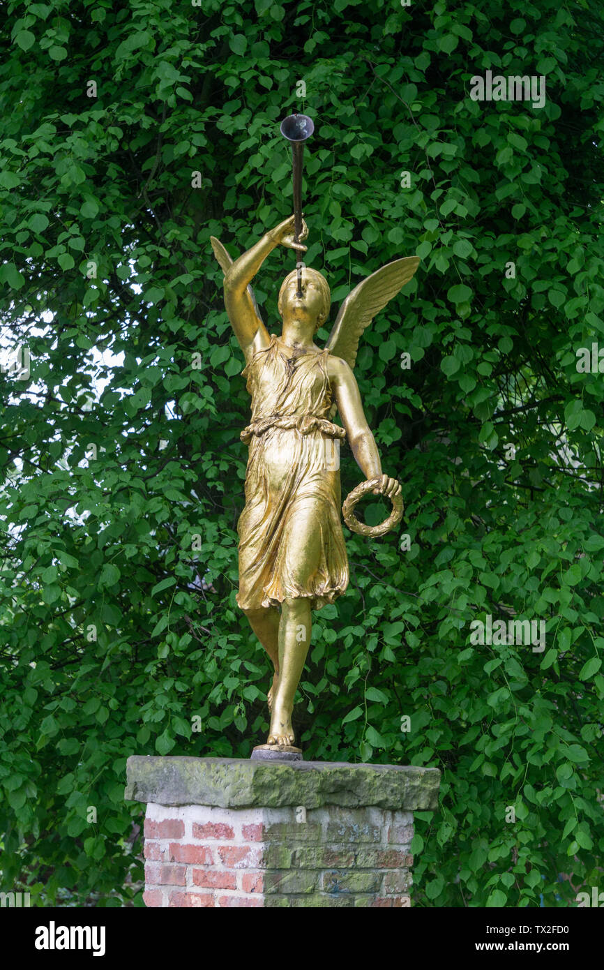 Der Engel des Ruhmes Statue in der Italienischen Gärten an Renishaw Hall, Derbyshire, UK eingestellt Stockfoto