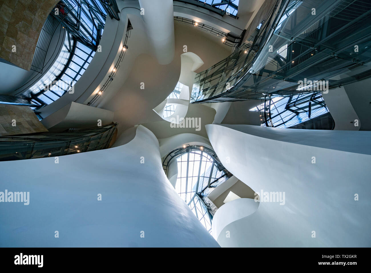 Bilbao, Spanien. 23. Juni 2019. Innenansicht des Guggenheim Museum in Bilbao. Das Gebäude ist eines der berühmtesten Werke des Architekten Frank Gehry. Das Museum, das zu der Zeit rund 140 Millionen Euro kosten, wurde 1997 eröffnet. Foto: Frank Rumpenhorst/dpa/Alamy leben Nachrichten Stockfoto