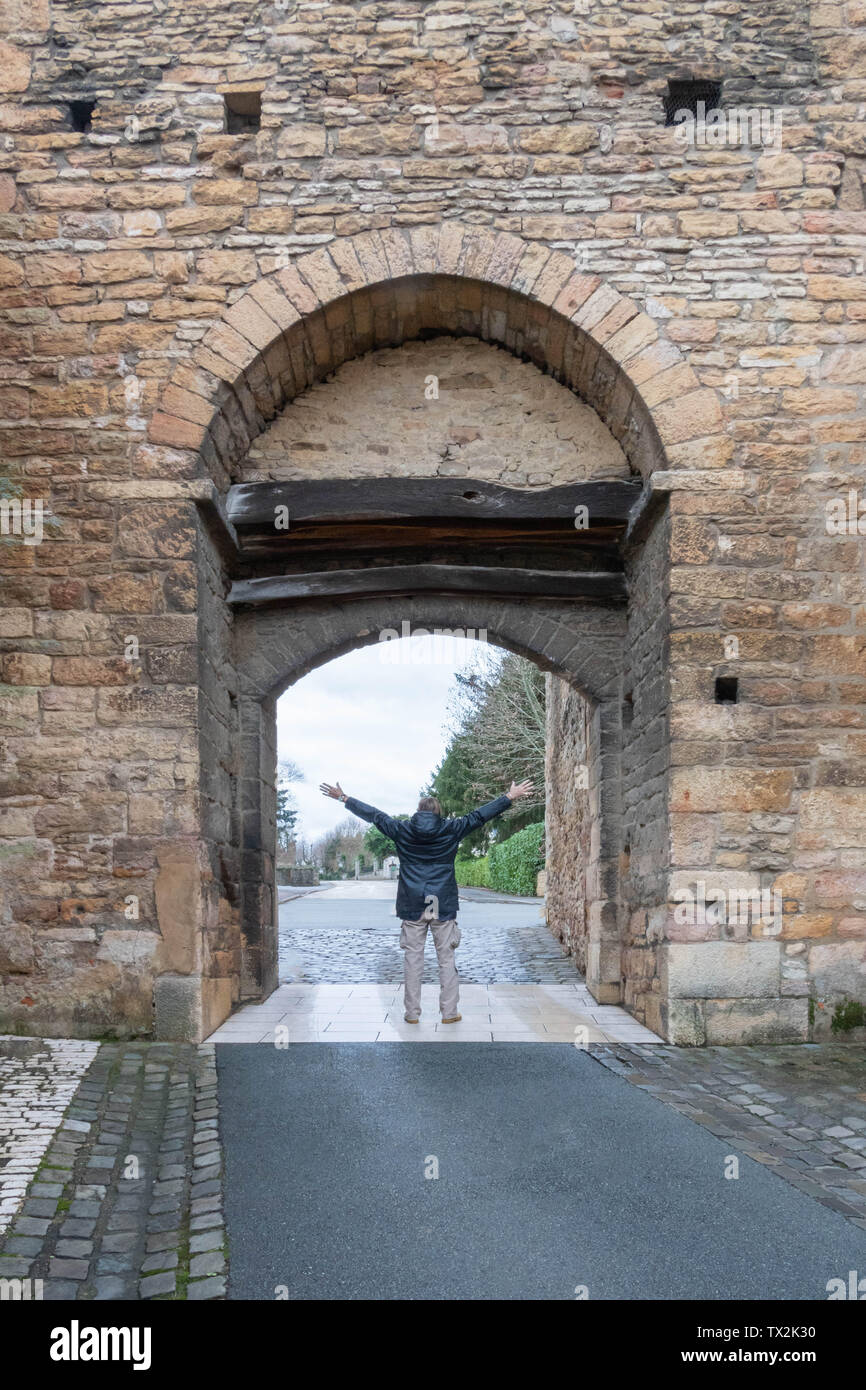 Mann mit seine Arme weit offen in der Tür der Abtei von Cluny wand Frankreich Stockfoto