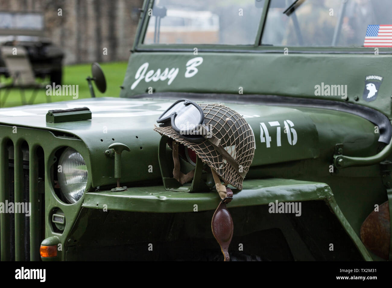 US Airborne Soldier Helm auf Jeep, Barnard Castle, 1940 Wochenende 2019. Stockfoto