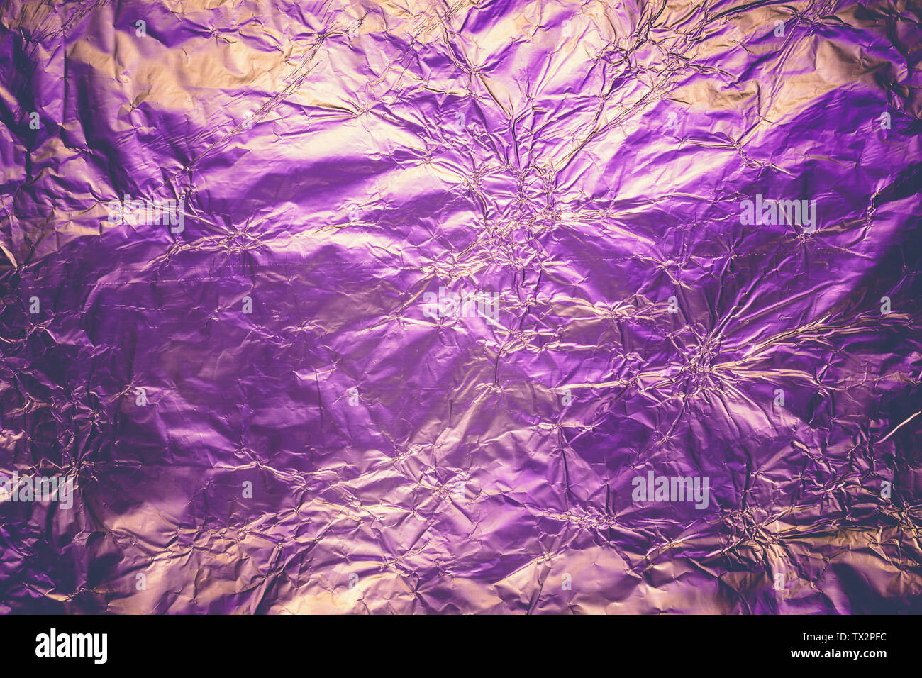 Violett verformt Hintergrund aus beleuchtete Folie. Trendy duplex Textur  Stockfotografie - Alamy