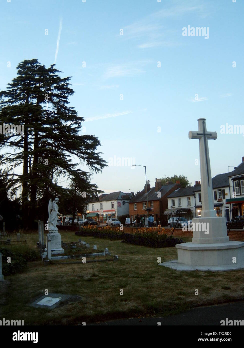 Das kriegsdenkmal st judes road shops in englefield green Fotos und