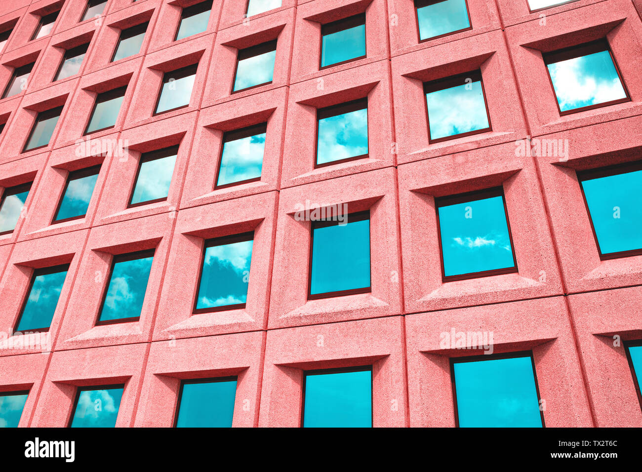 Regelmäßiges Muster von Windows in einem farbenfrohen Gebäude Stockfoto
