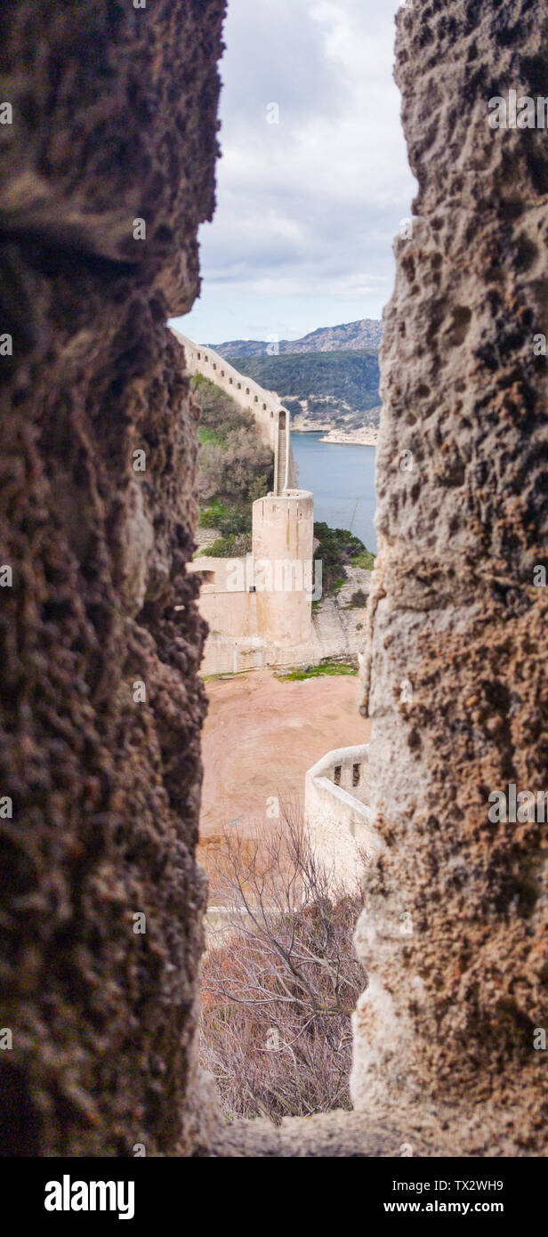 Blick auf die steinernen Turm aus dem Schlupfloch der antiken Festung am Meer. Stockfoto