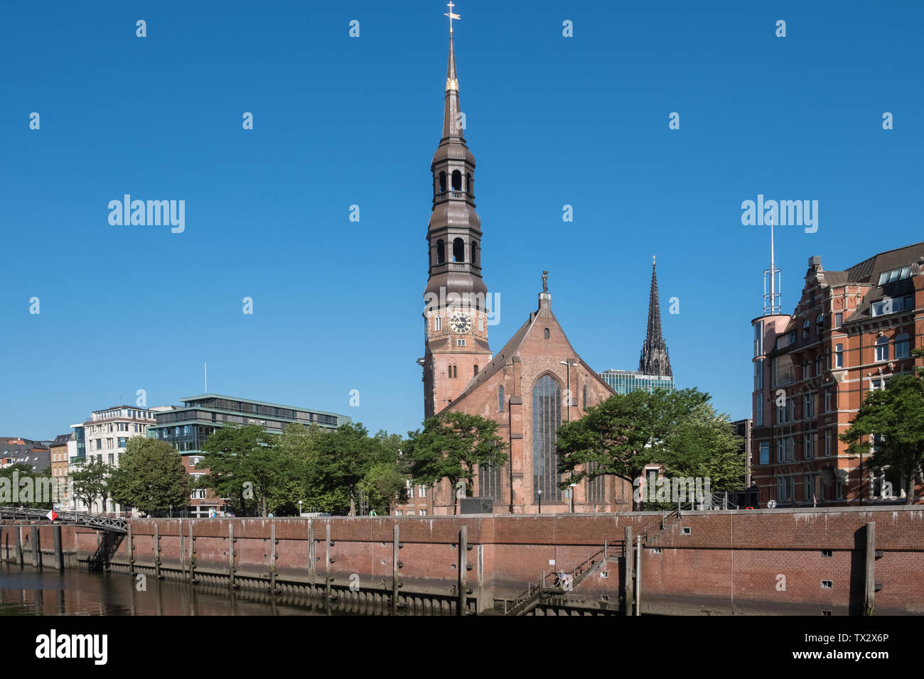 Der St. Catherine Kirche (St. Katharinen), ein backsteingotik lutherischen Kirche in der Speicherstadt, Hamburg, Deutschland. Stockfoto