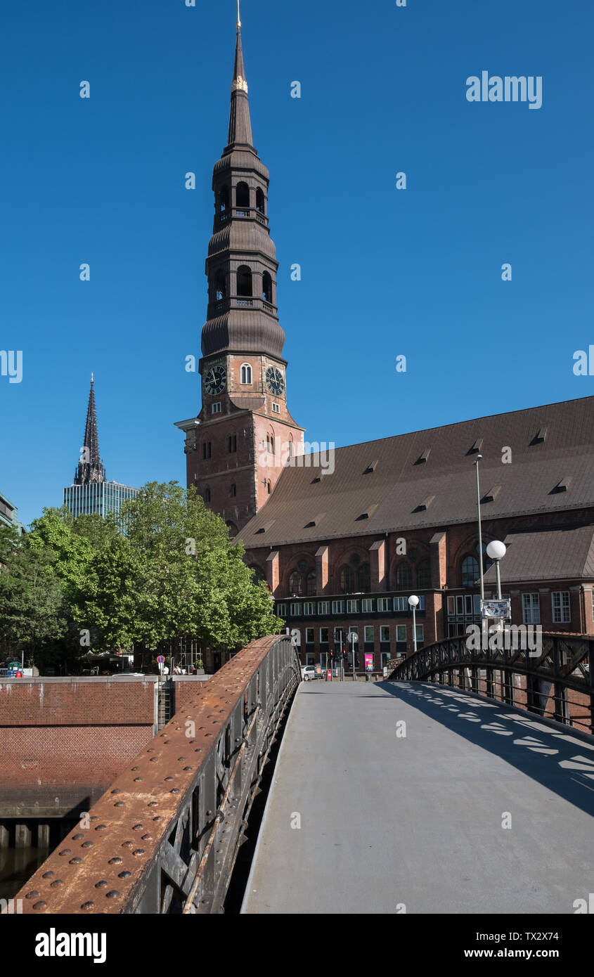 Der St. Catherine Kirche (St. Katharinen), ein backsteingotik lutherischen Kirche in der Speicherstadt, Hamburg, Deutschland. Stockfoto