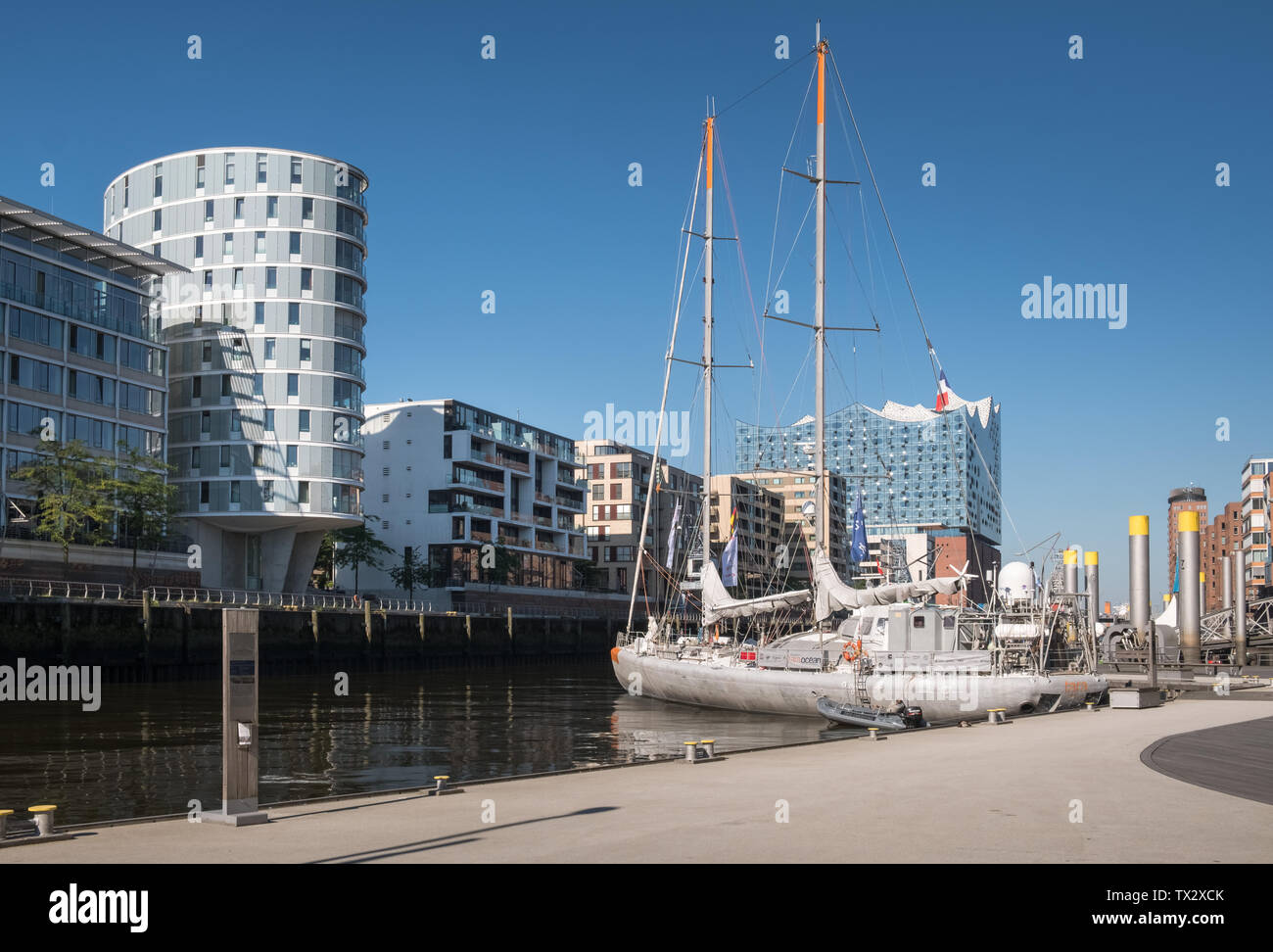 Blick auf den Hafen Sandtorhafen, mit seiner Mischung aus moderner Architektur und Liegeplatz für historische Schiffe, Hafencity, Hamburg, Deutschland. Stockfoto