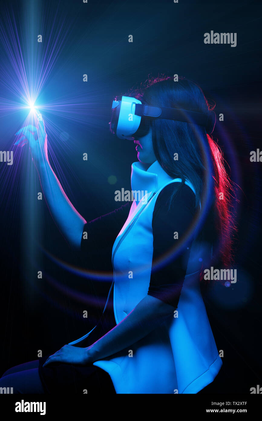 Die Frau ist mit Virtual reality Headset. Stockfoto