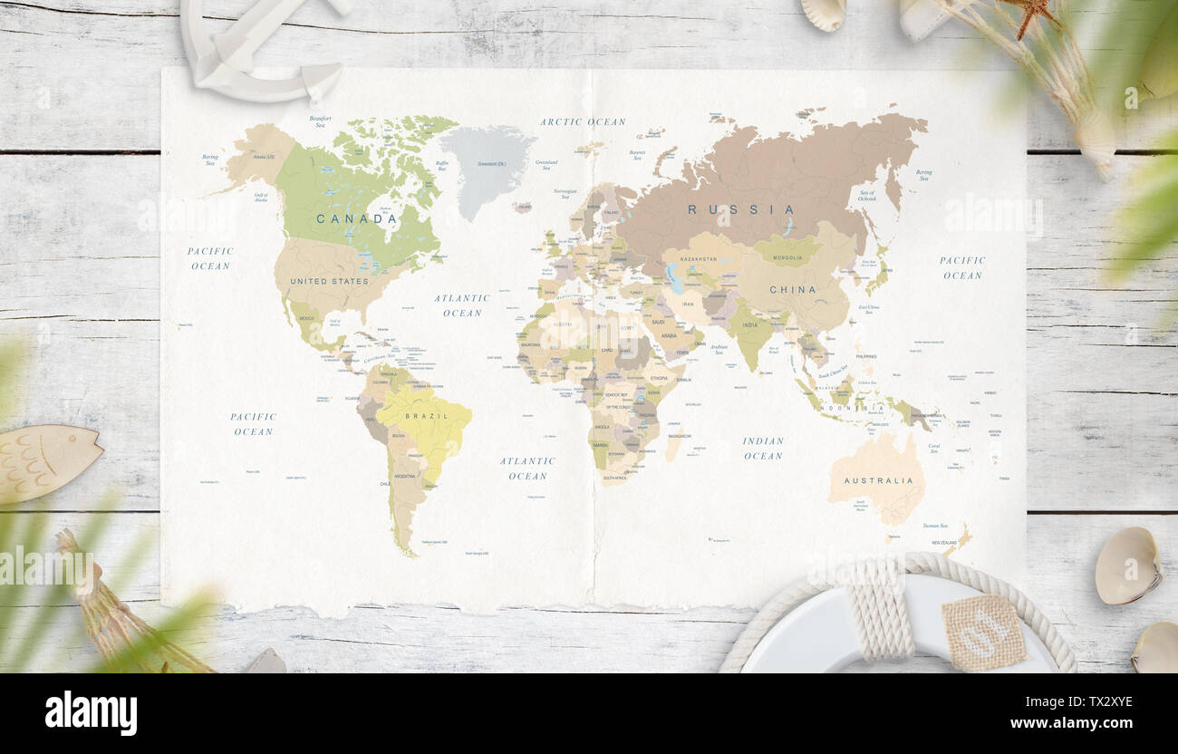 Die Karte der Welt wird durch Symbole aus dem Meer im Schatten der Palmen umgeben. Ansicht von oben, flach. World Travel Konzept. Stockfoto