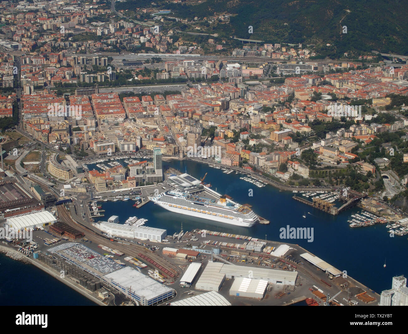 Luftaufnahme der Hafen von Savona, mit Docks und das Kreuzfahrtschiff Costa Fascinosa auf dem Palacrociere Terminal Anker in der 'Darsena Nuova". Stockfoto