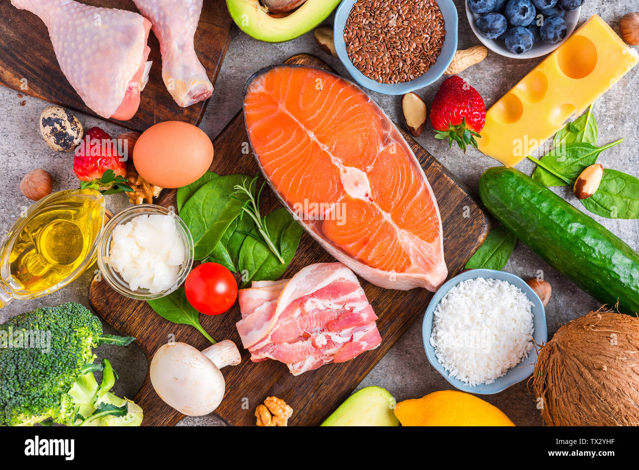 Keto Diät Konzept. Ketogenic Diät essen. Ausgewogene low carb essen Hintergrund. Gemüse, Fisch, Fleisch, Käse, Nüsse, Samen auf hölzernen Hintergrund. top View Stockfoto