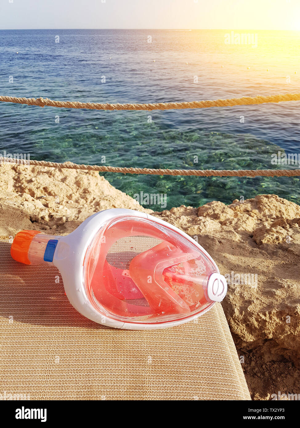 Bild der Maske für Tauchen liegen auf Stein am Strand im Sommer Stockfoto