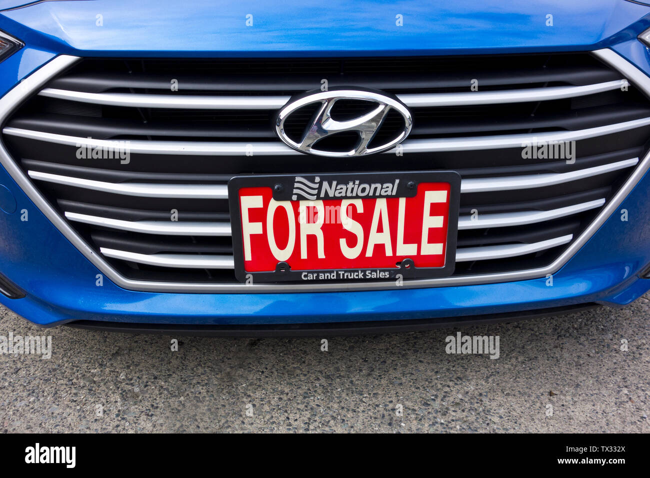 2018 Hyundai Elantra GL Gebrauchtwagen zum Verkauf. Nahaufnahme des Auto Grill mit für Verkauf Zeichen bei einem Gebrauchtwagen. Stockfoto