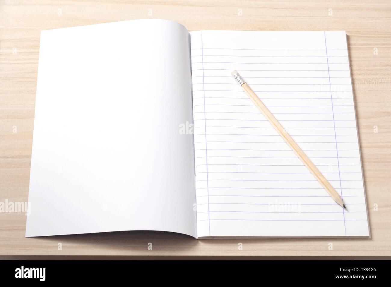 Notebook mit leeren Blätter öffnen und einen Bleistift auf einem Schreibtisch, Arbeitsplatz. Stockfoto