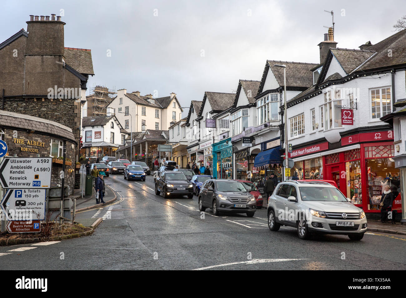 Bowness on Windermere High Street und Geschäfte an einem Wintertag, Nationalpark Lake District, Cumbria, England Stockfoto