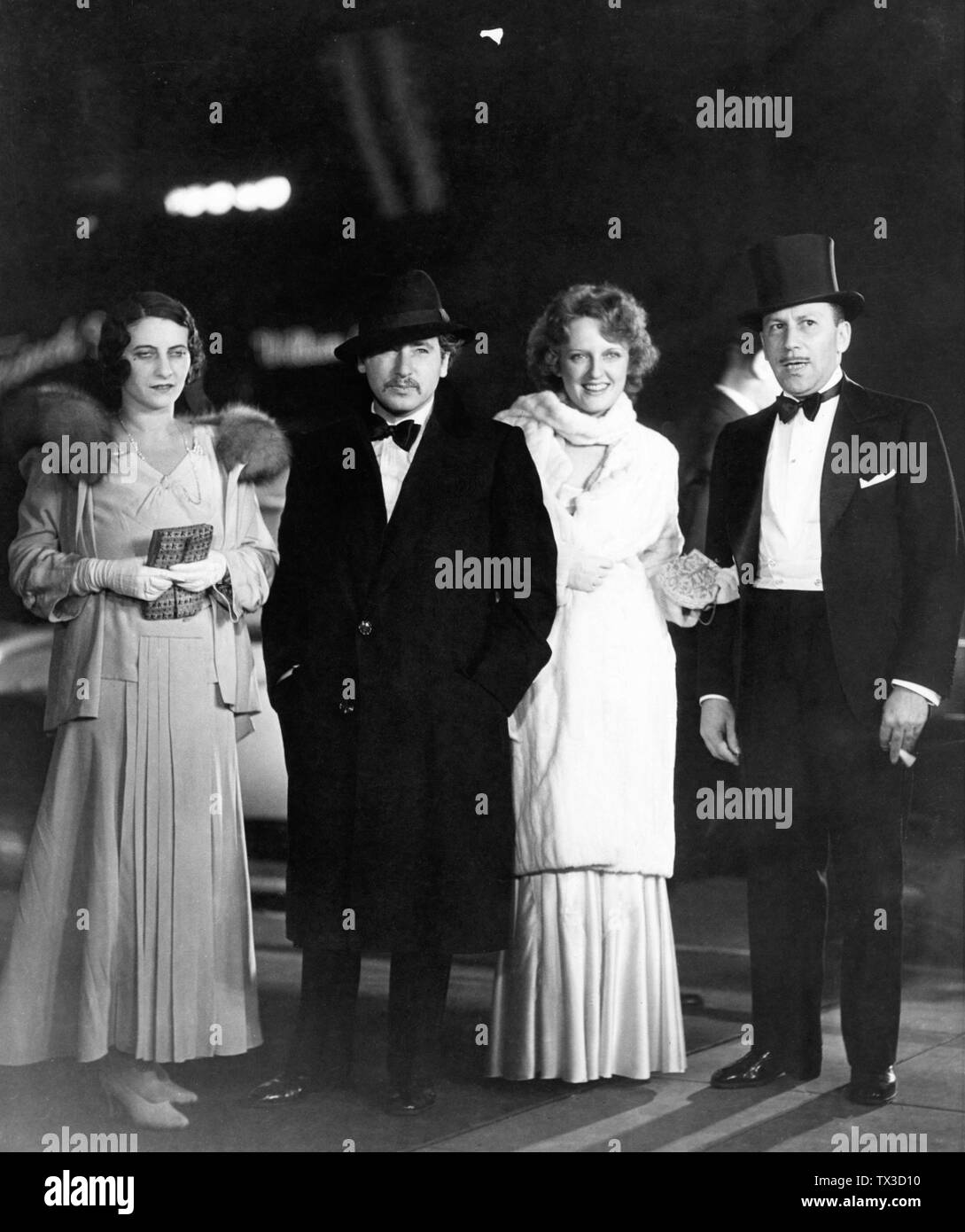 Josef von Sternberg und seine erste Frau RIZA ROYCE mit CARMEL MYERS und ihr Mann RALPH BLUM zu einem Hollywood Premiere 1930 Stockfoto