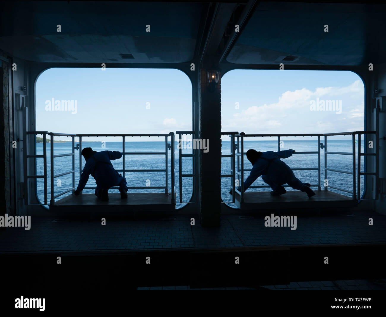 Silhouette männliche Arbeitnehmer auf Kreuzfahrtschiff Plattformen Stockfoto