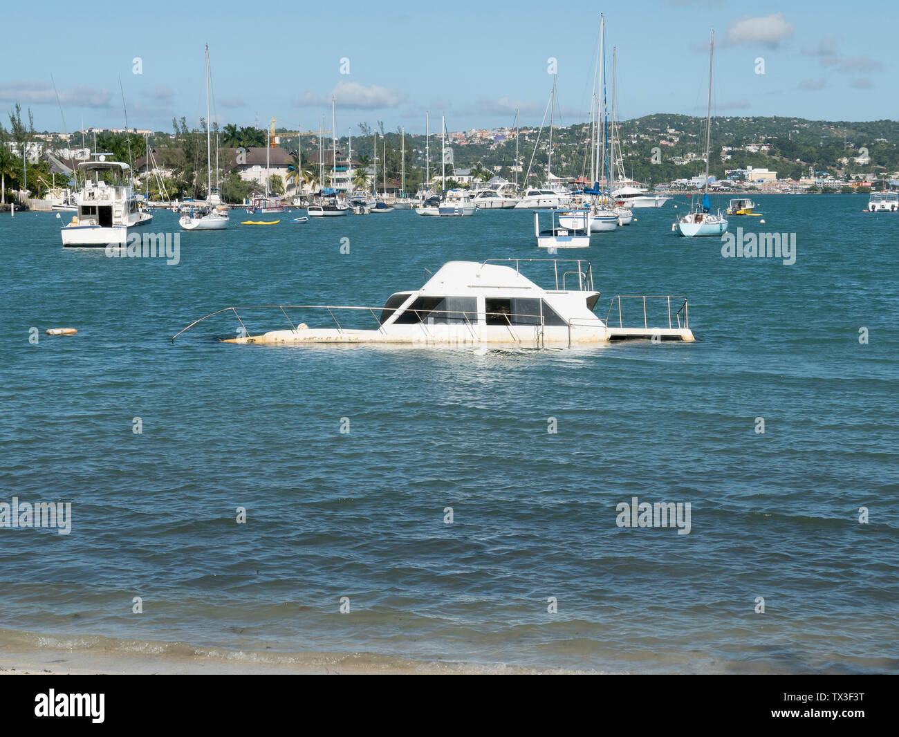 Sinkendes Boot im sonnigen Montego Bay, Jamaika Stockfoto