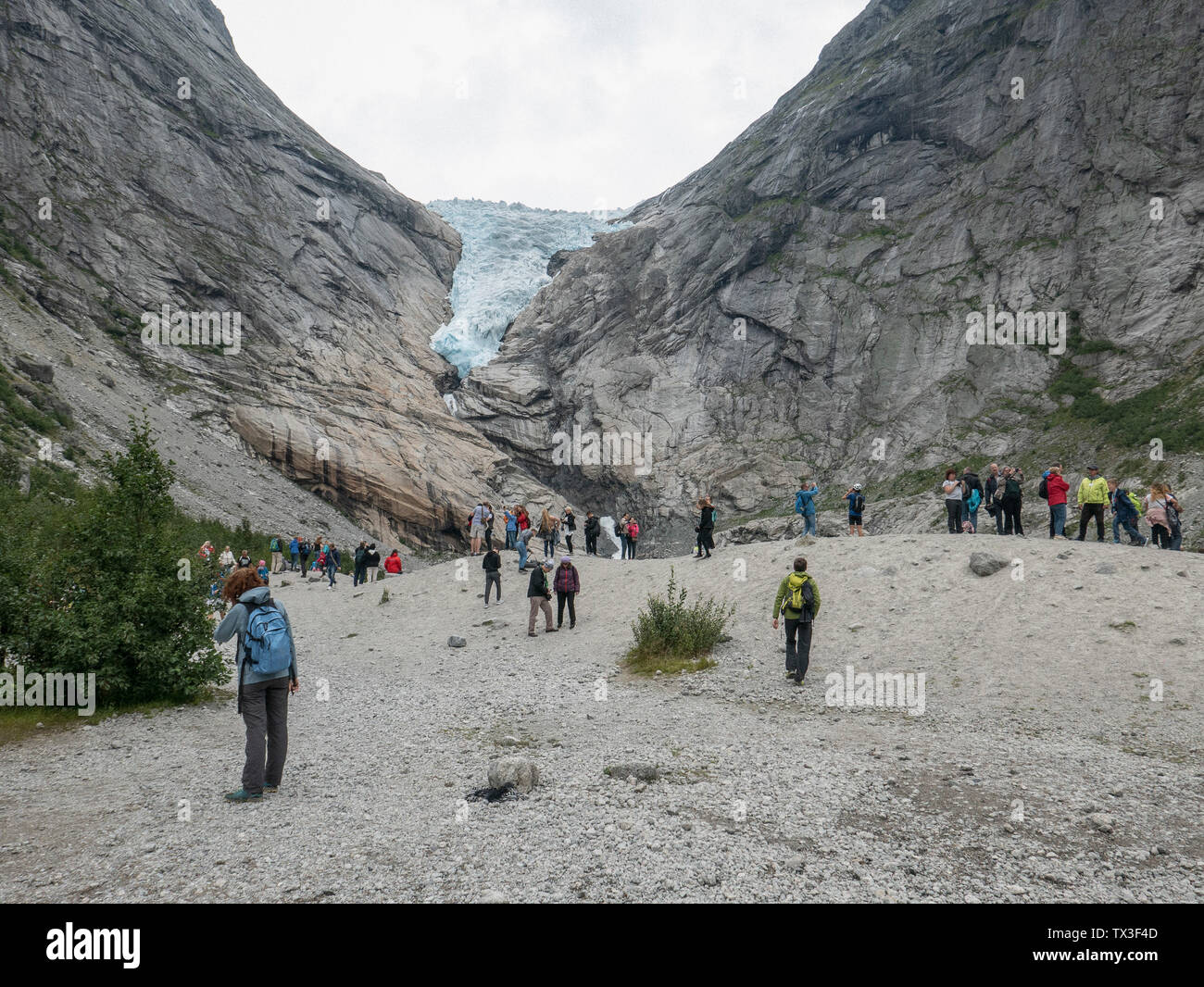 Touristen am Jostedalsbreen Gletscher Jostedalsbreen Nationalpark, Briksdalsbreen, Norwegen Stockfoto