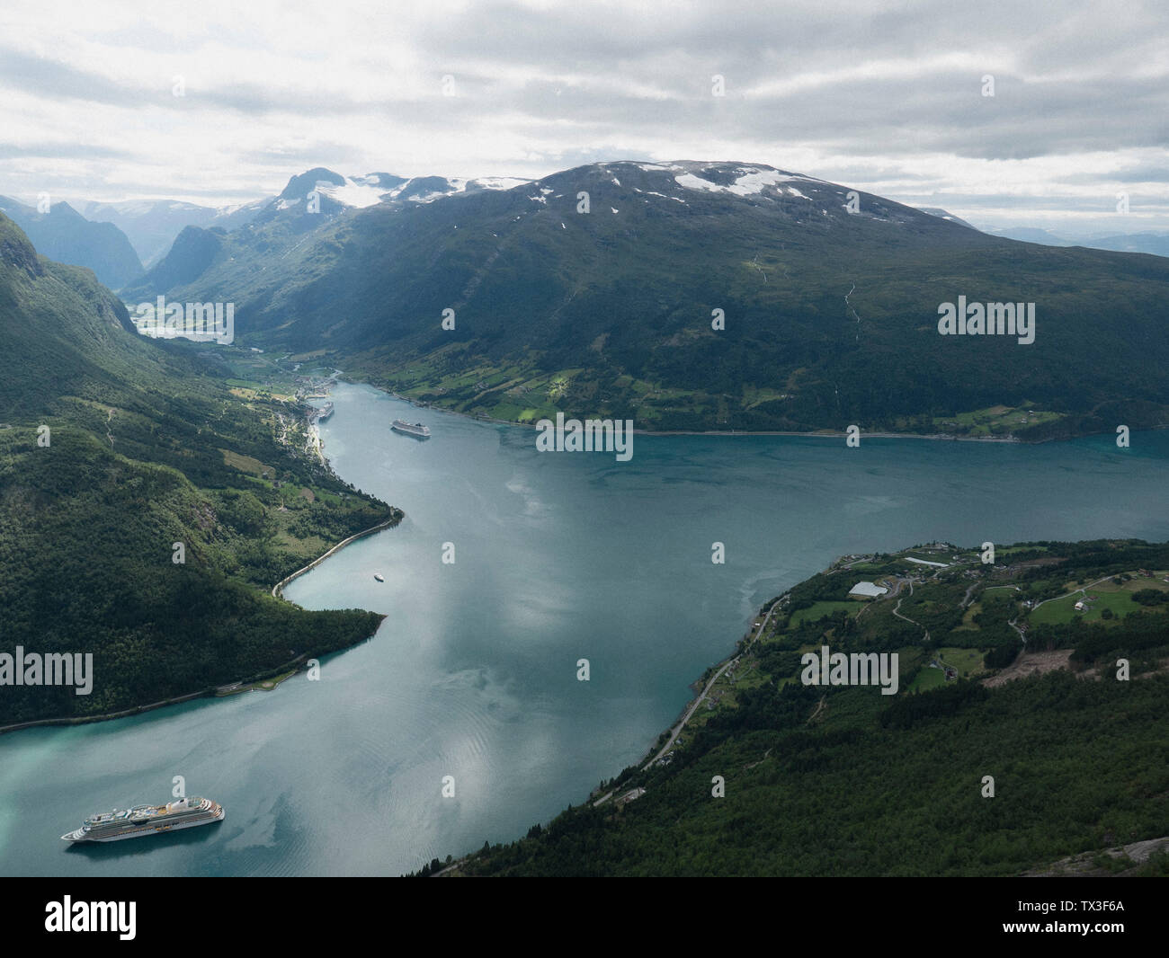 Malerischer Blick idyllischen grünen Klippen und Fjord, Olden, Norwegen Stockfoto