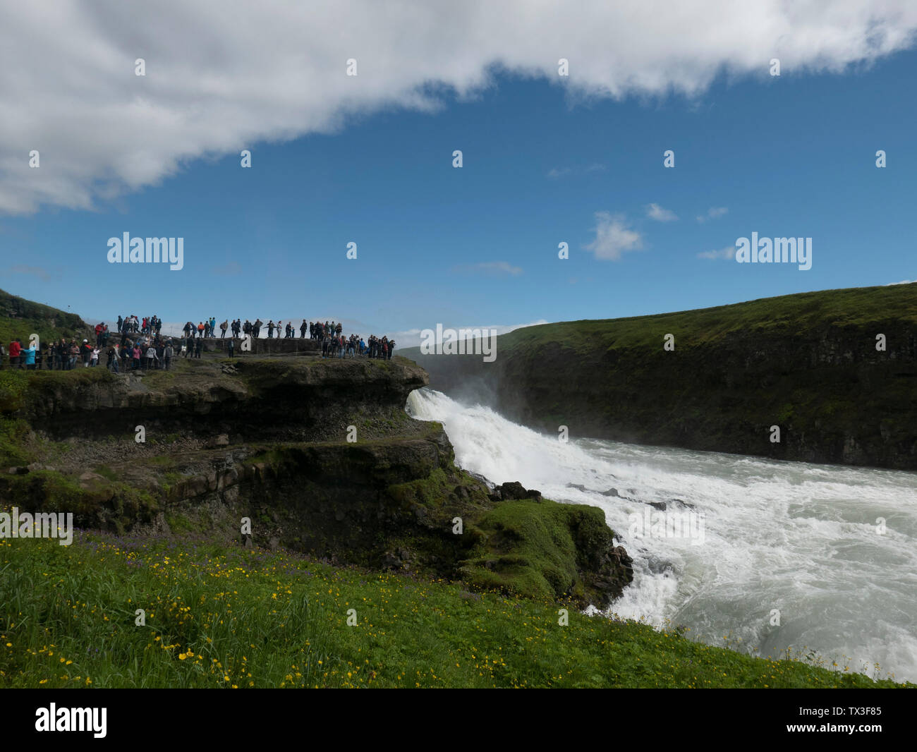 Touristen, die auf der Suche nach sonnigen, malerischen Wasserfall Gullfoss, Island Stockfoto