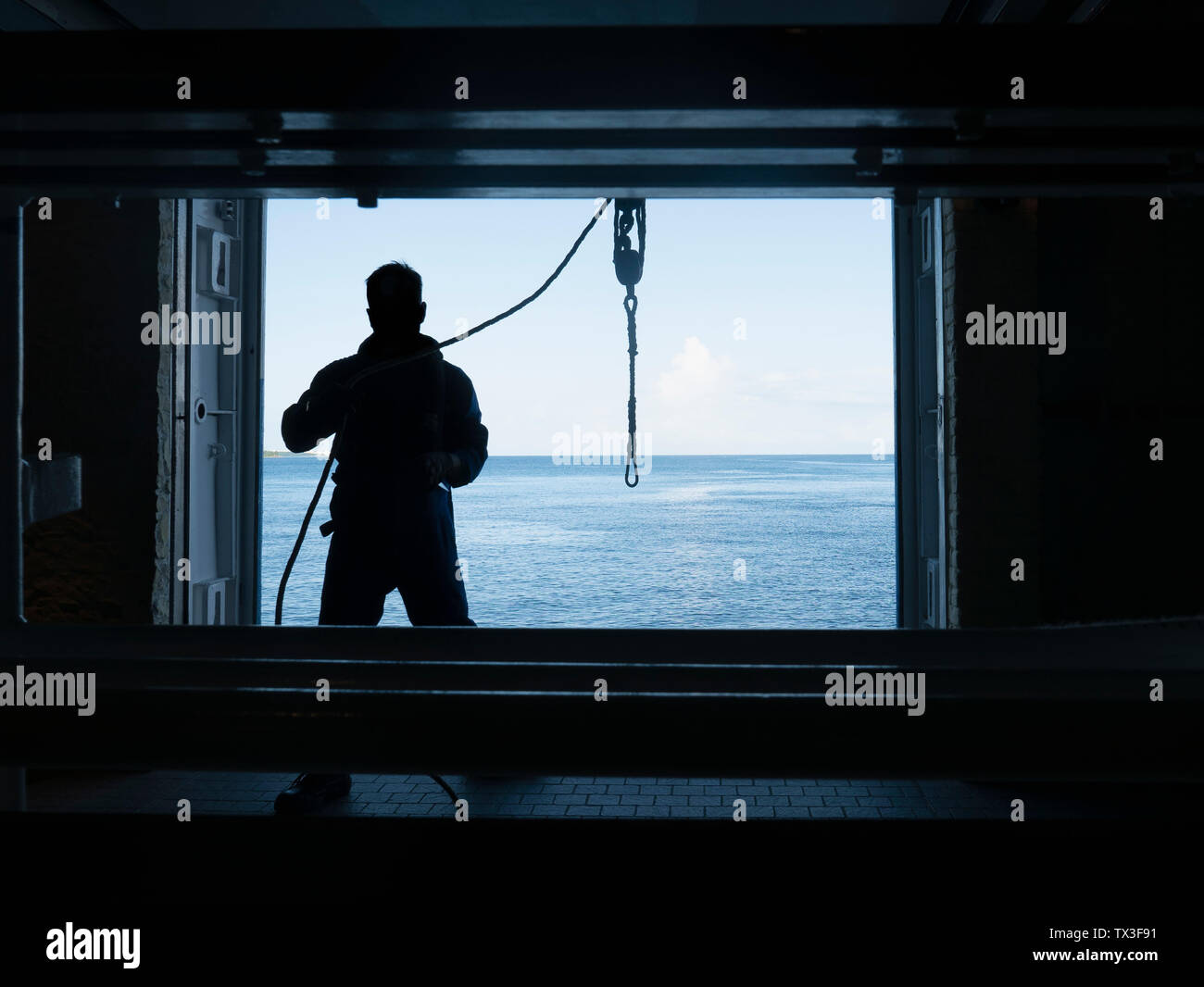 Mann an der Öffnung der Kreuzfahrtschiff arbeiten Stockfoto