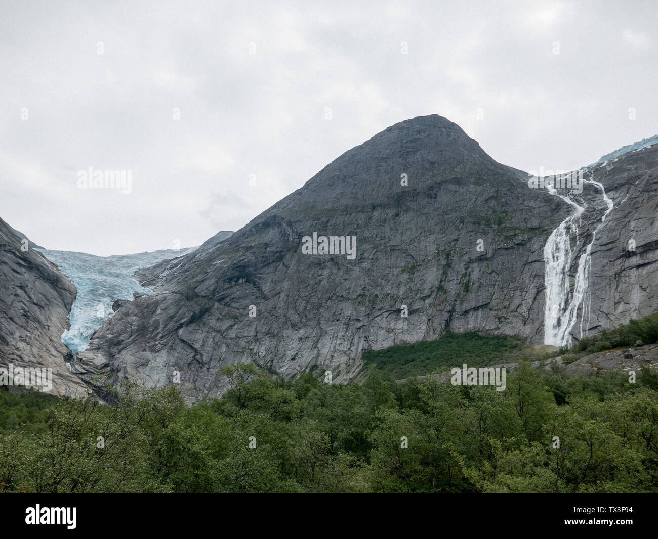 Malerische Aussicht Gletscher Jostedalsbreen und Wasserfall, Jostedalsbreen Nationalpark, Norwegen Stockfoto