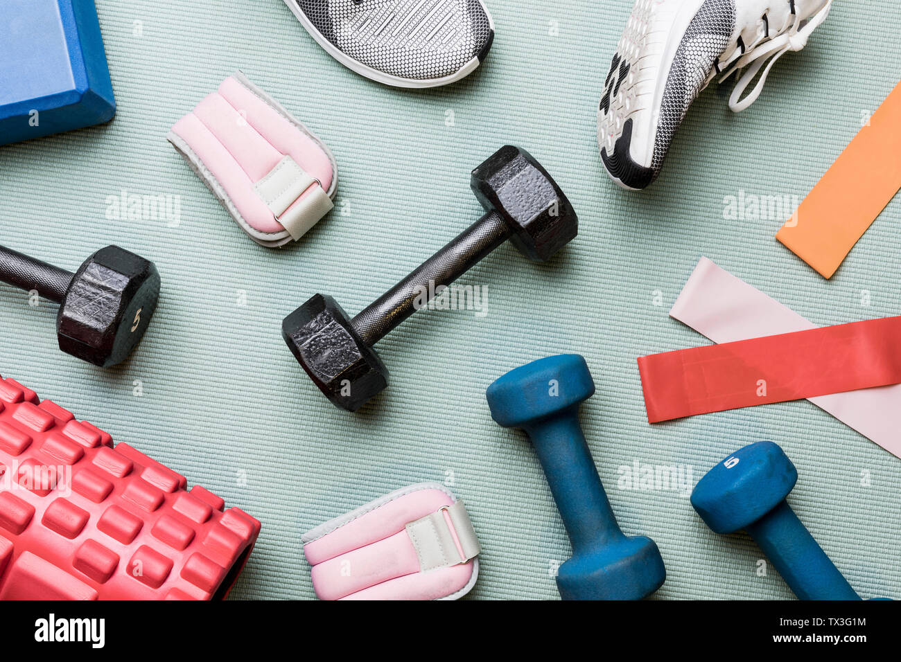 Ansicht von oben Kurzhanteln und Trainingsgeräten - knolling Stockfoto