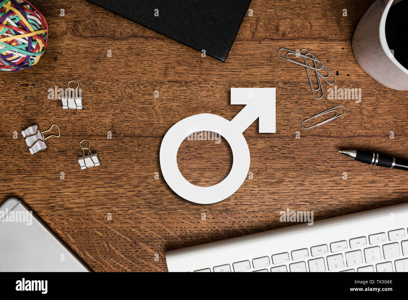 Ansicht von oben Papier männlichen Symbol auf dem Schreibtisch aus Holz Stockfoto