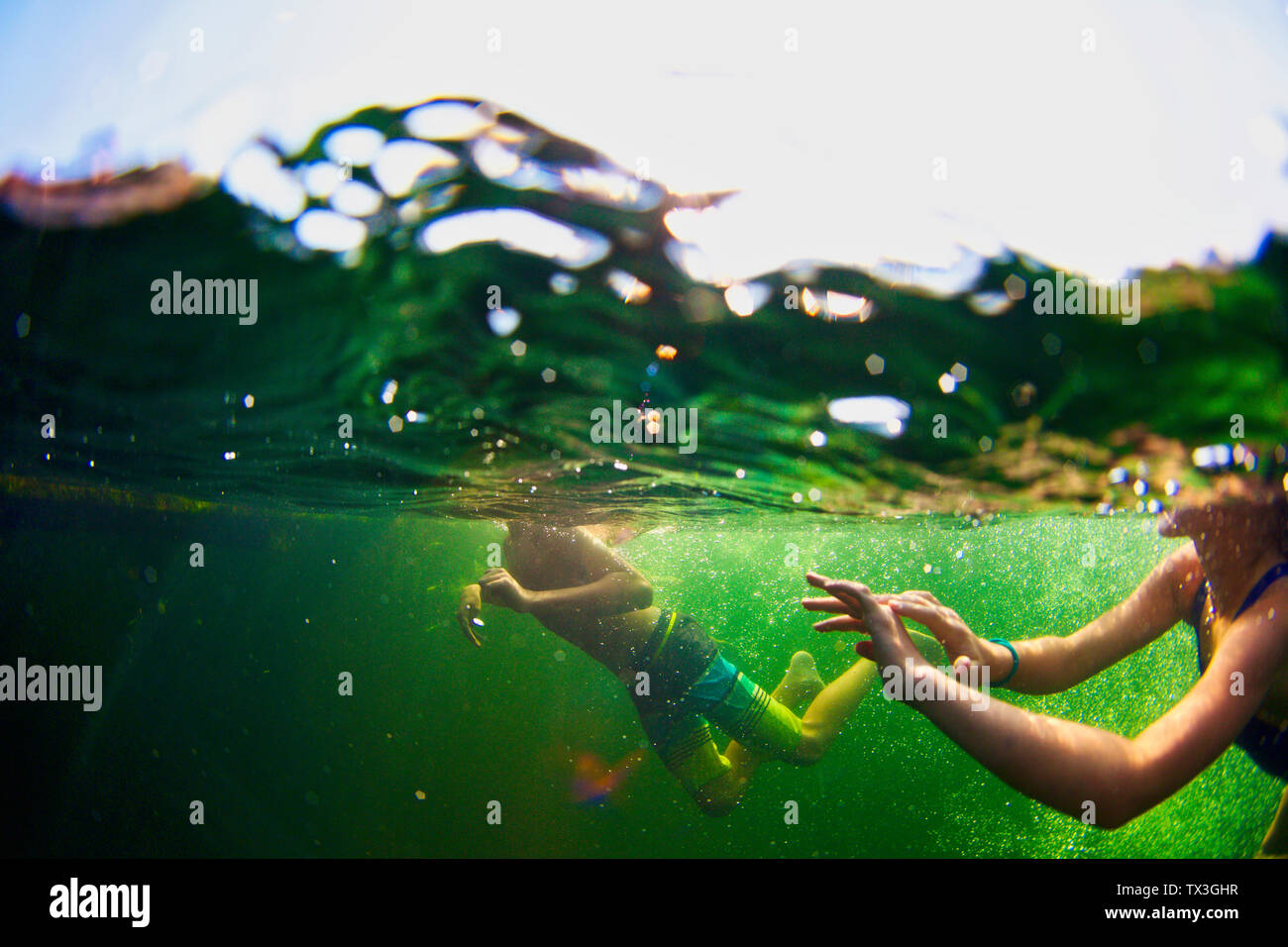 Unterwasser Blick auf Kinder schwimmen im See Stockfoto