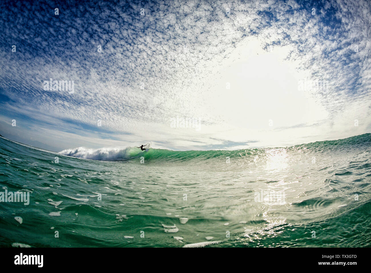 Surfer reiten Wave an sonnigen Ozean, Punta Mita, Nayarit, Mexiko Stockfoto