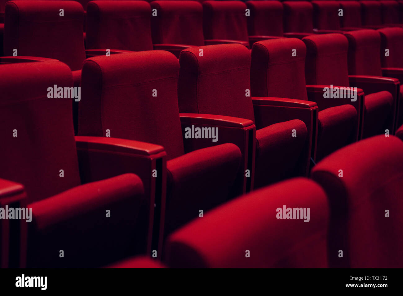 Red theater Sitze in einer Reihe Stockfoto