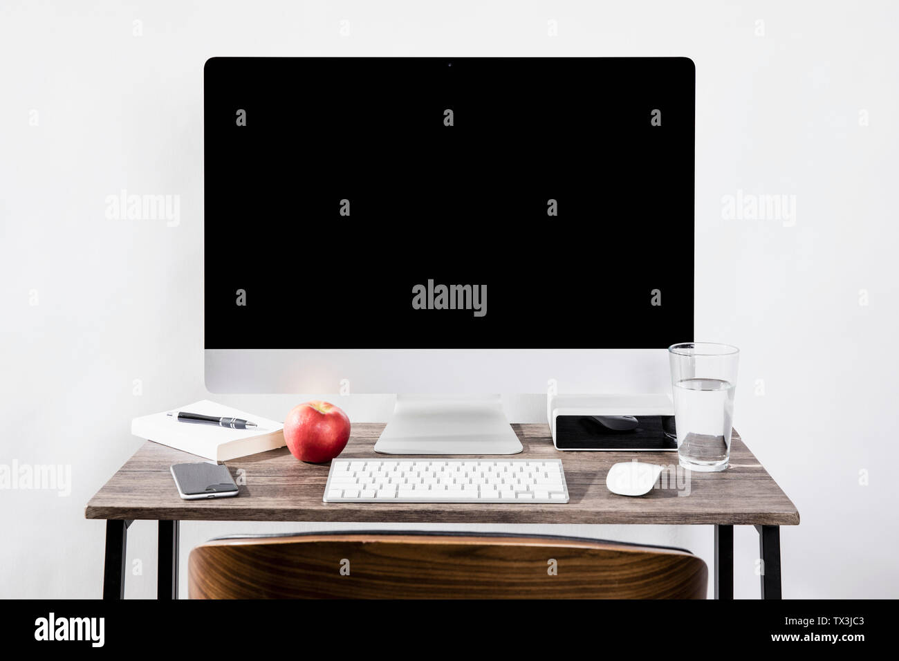 Computer auf kleinen Schreibtisch im Büro Stockfoto