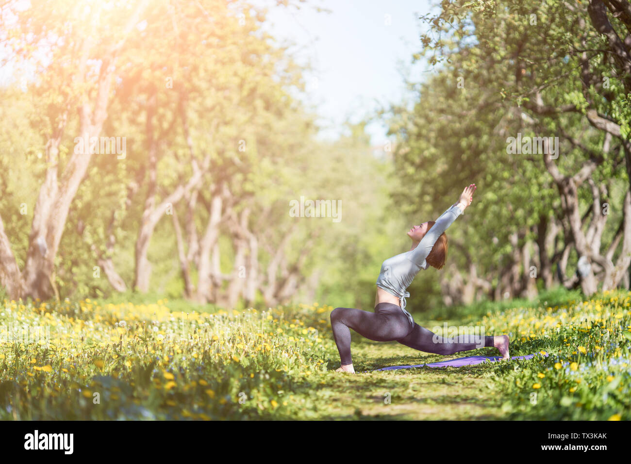 Foto von Frau mit erhobenen Armen Yoga im Wald bei Tag Stockfoto