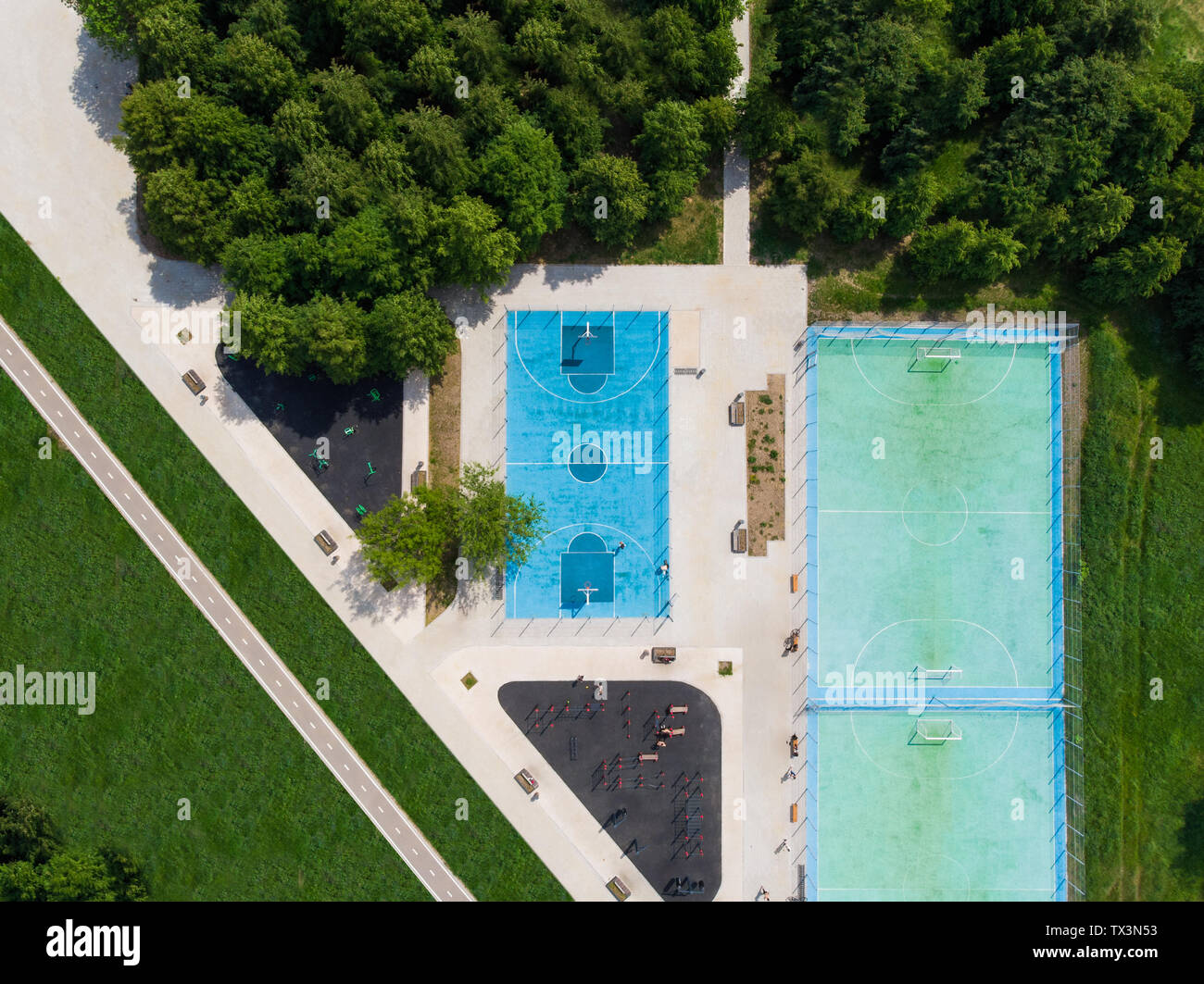 Foto von der Oberseite des Fußball- und Basketballplatz, Trainer im Park im Sommer Stockfoto